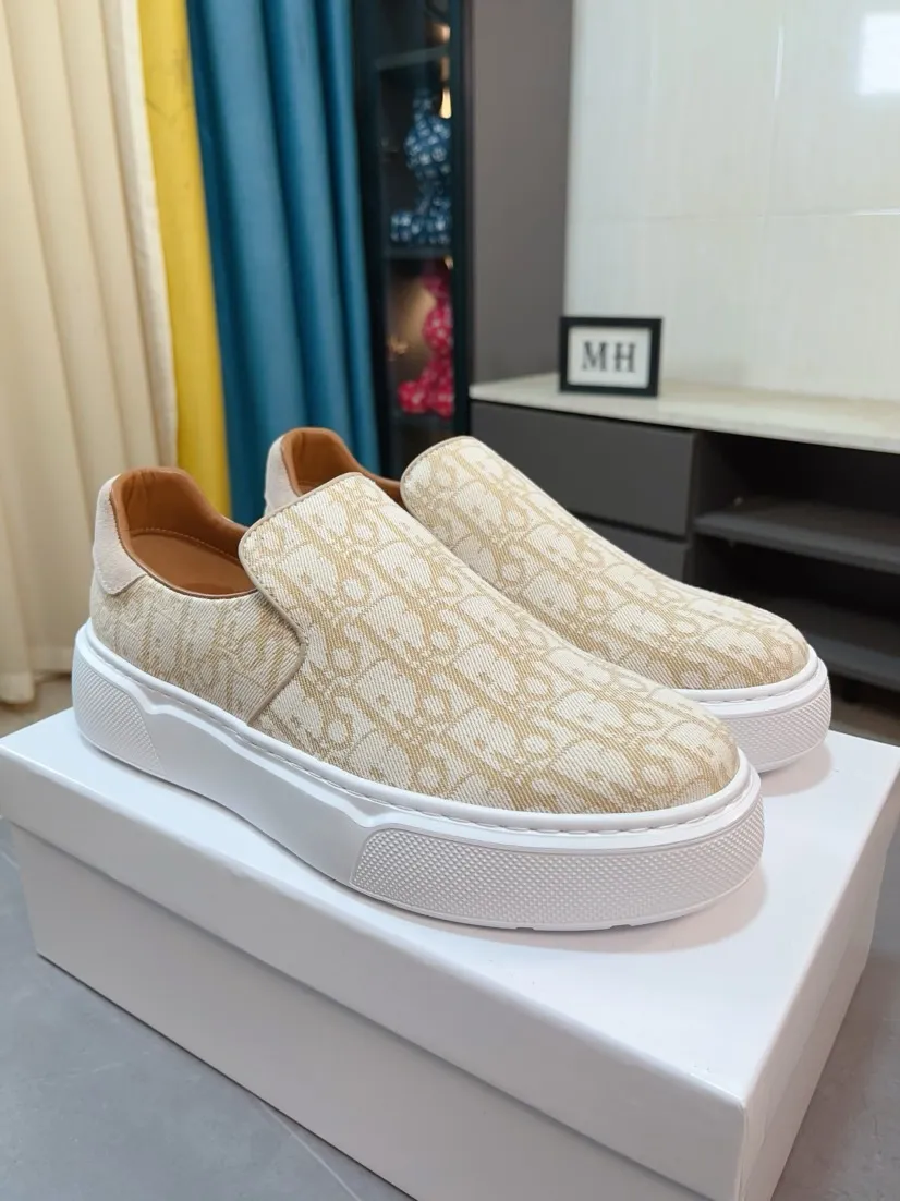 Men's men's shoes 💰380🌸🌸[Dior] 25ss new product B01 moral training shoes. The toe dimension design of the couple's style is a bit wider. The upper foot comfort is perfect. The threads are beautiful. Perfectly adaptable to trousers. Decorated with various classic details. It is an ideal choice for daily styling. Can be matched with various casual items to create exquisite looks. Fabric: top layer cowhide/lining sheepskin TPU original outsole Code number: 38-44, 45 customized